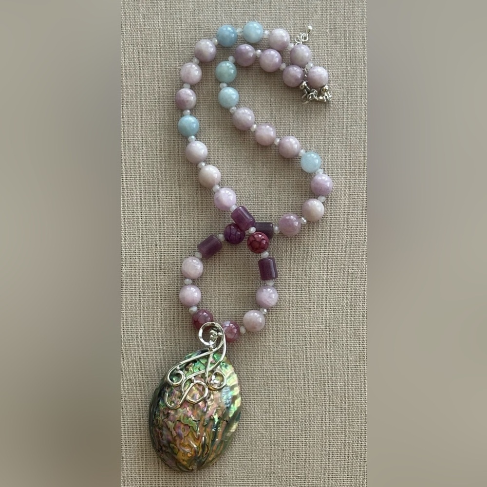 Beautiful 24 inch Kunzite gemstone bead necklace NWOT - Picture 3 of 15